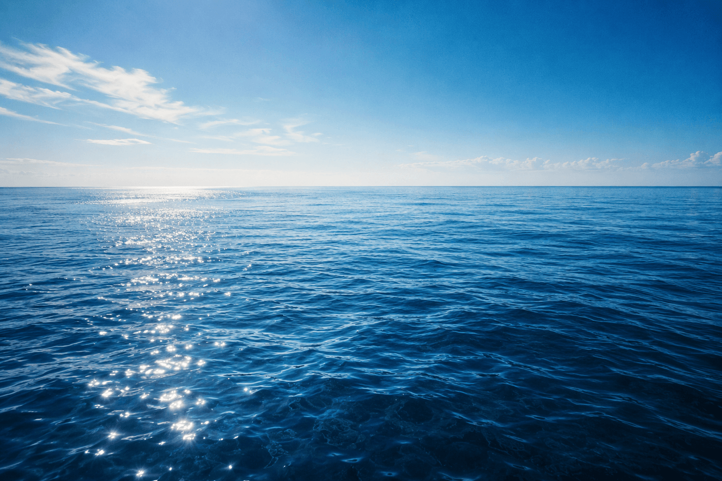 Endless Mediterranean horizon reflecting sunlight, capturing the freedom and ocean elegance behind Le Récif Eau de Parfum by Milliarda Cannes.